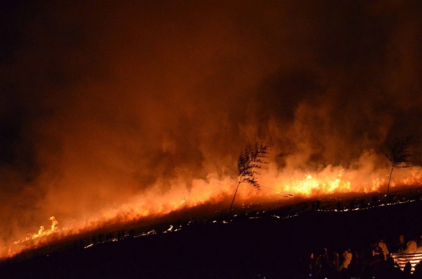Oh, these oriental oddities: why do the Japanese set fire to the mountain every year Oh, these oriental oddities: why do the Japanese set fire to the mountain every year