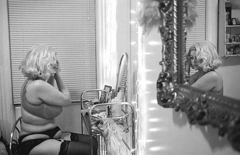 One day burlesque dancer