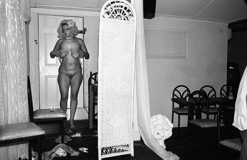 One day burlesque dancer