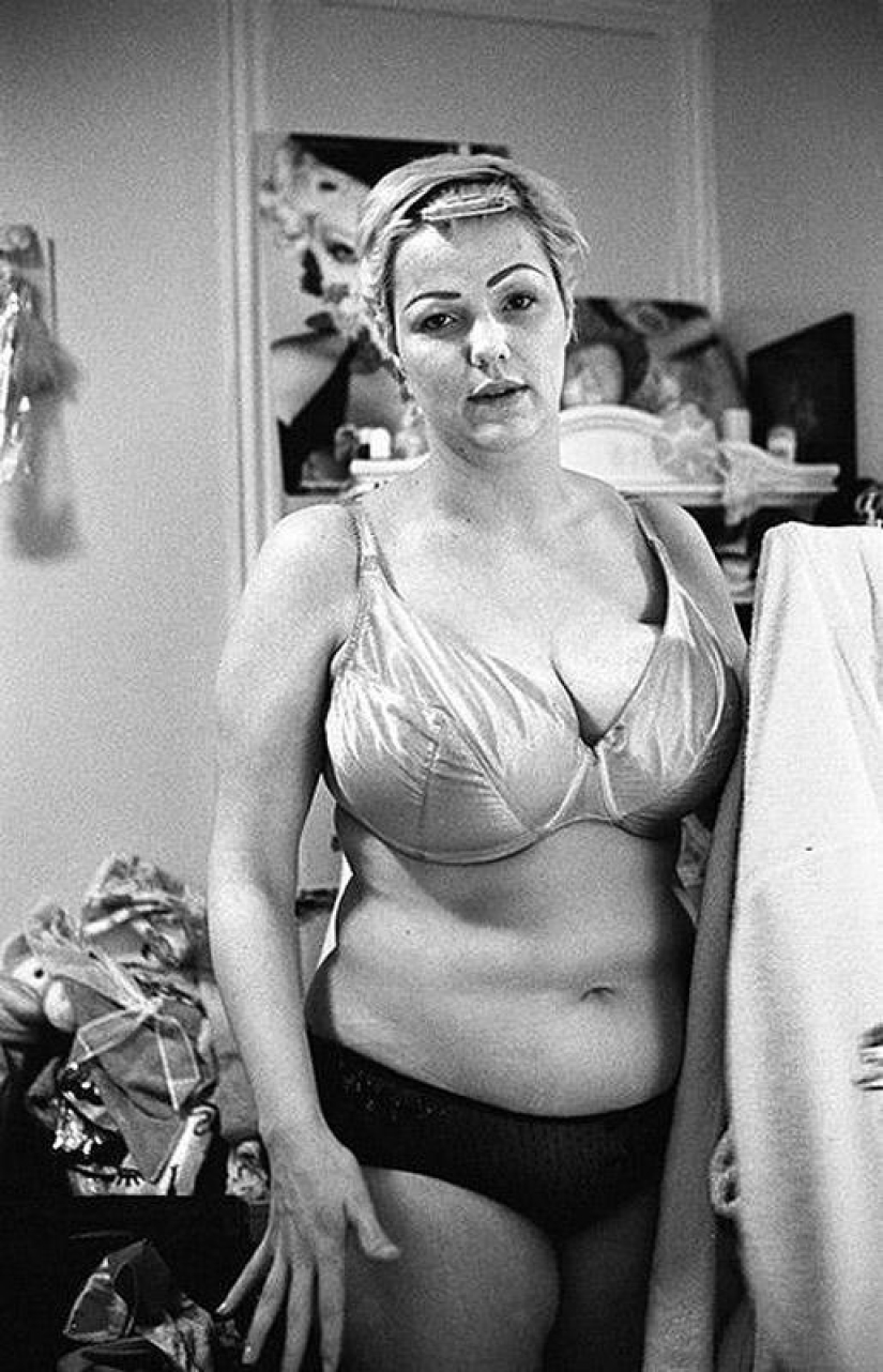 One day burlesque dancer