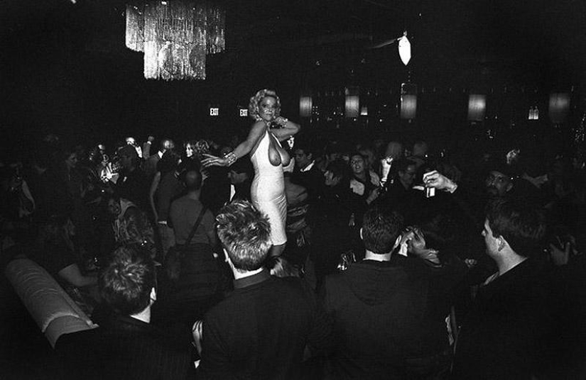 One day burlesque dancer