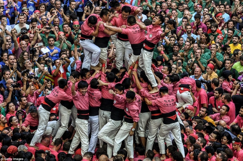 Only the sky is higher: how the Spaniards build giant towers of people