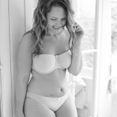 Ordinary women have become models in underwear ads Ordinary women have become models in underwear ads