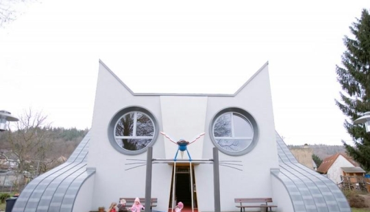 Original kindergarten in the form of a huge cat