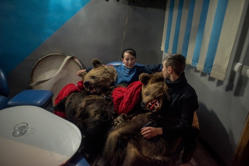 Oso baila en Rumania para ahuyentar malos espíritus Oso baila en Rumania para ahuyentar malos espíritus