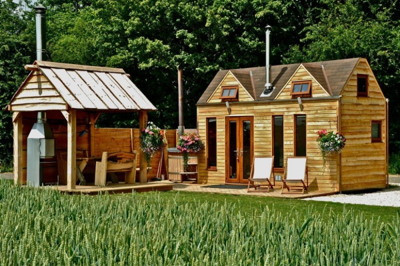 Outdoors in comfort: in a mobile house with an area of only 12 square meters. m there is a place for 5 people Outdoors in comfort: in a mobile house with an area of only 12 square meters. m there is a place for 5 people