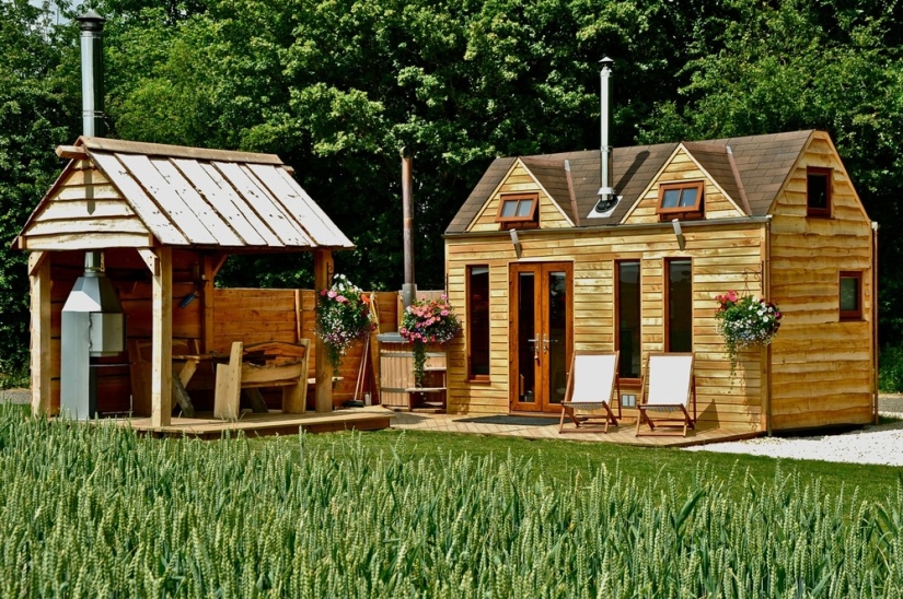 Outdoors in comfort: in a mobile house with an area of only 12 square meters. m there is a place for 5 people Outdoors in comfort: in a mobile house with an area of only 12 square meters. m there is a place for 5 people