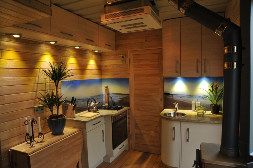 Outdoors in comfort: in a mobile house with an area of only 12 square meters. m there is a place for 5 people Outdoors in comfort: in a mobile house with an area of only 12 square meters. m there is a place for 5 people