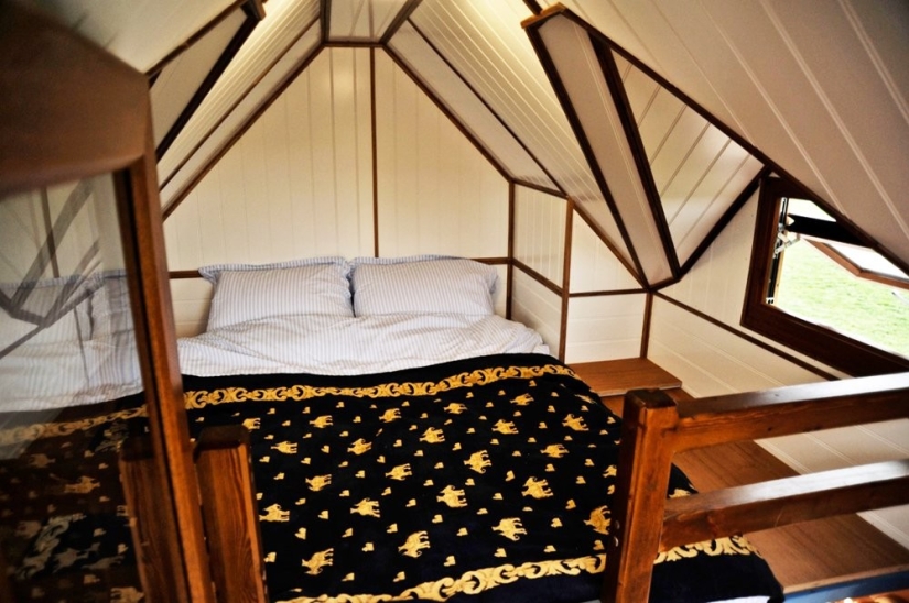 Outdoors in comfort: in a mobile house with an area of only 12 square meters. m there is a place for 5 people Outdoors in comfort: in a mobile house with an area of only 12 square meters. m there is a place for 5 people