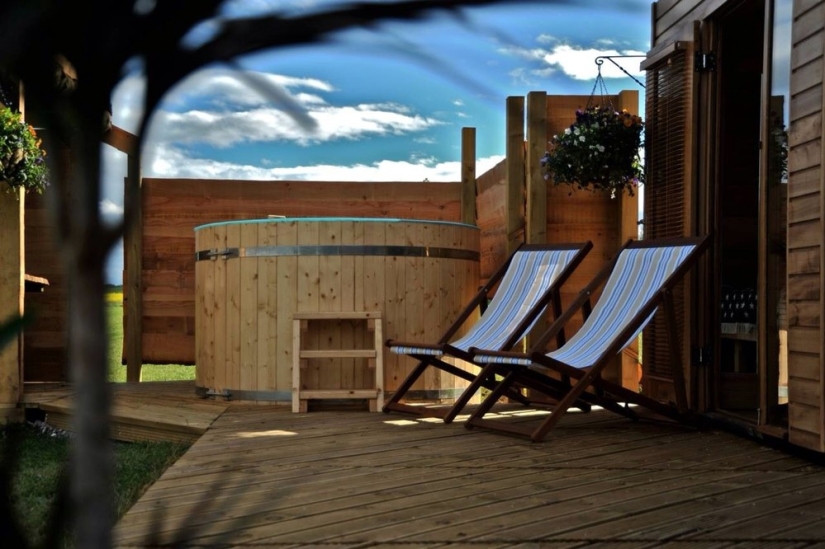 Outdoors in comfort: in a mobile house with an area of only 12 square meters. m there is a place for 5 people Outdoors in comfort: in a mobile house with an area of only 12 square meters. m there is a place for 5 people
