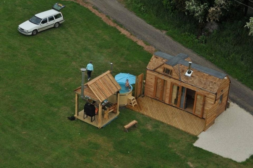 Outdoors in comfort: in a mobile house with an area of only 12 square meters. m there is a place for 5 people Outdoors in comfort: in a mobile house with an area of only 12 square meters. m there is a place for 5 people