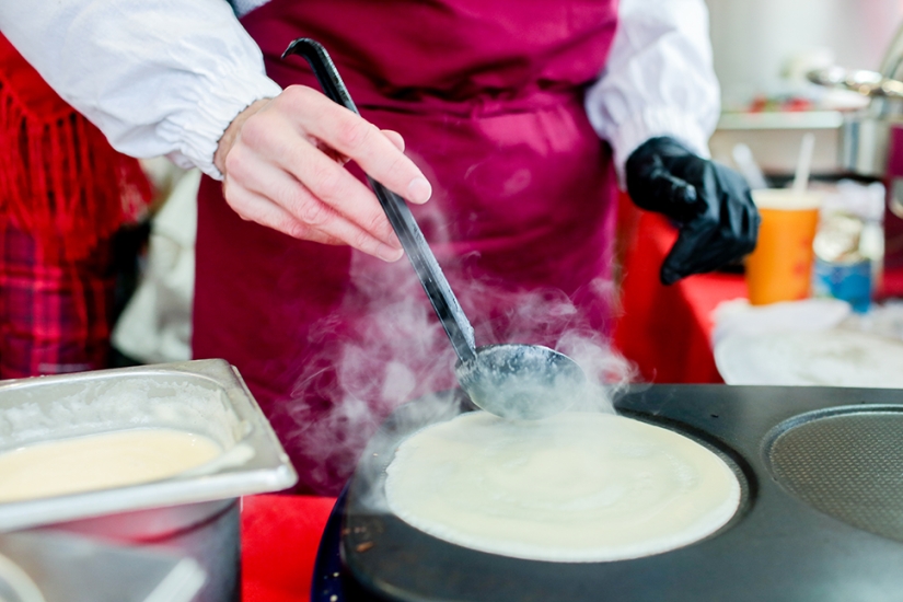 Panqueques con caviar de lucio y reconstrucción de peleas a puñetazos en el Festival Maslenitsa de Moscú