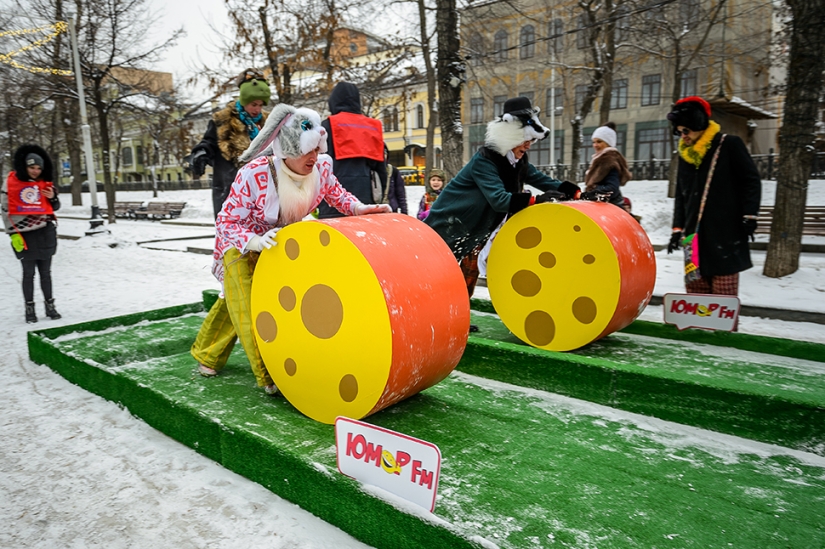 Panqueques con caviar de lucio y reconstrucción de peleas a puñetazos en el Festival Maslenitsa de Moscú
