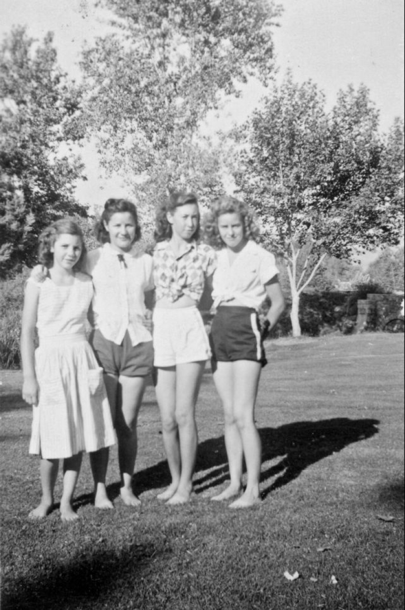 Pantalones cortos con una parte superior recortada: el atuendo de verano favorito de las jóvenes estadounidenses de los años 40