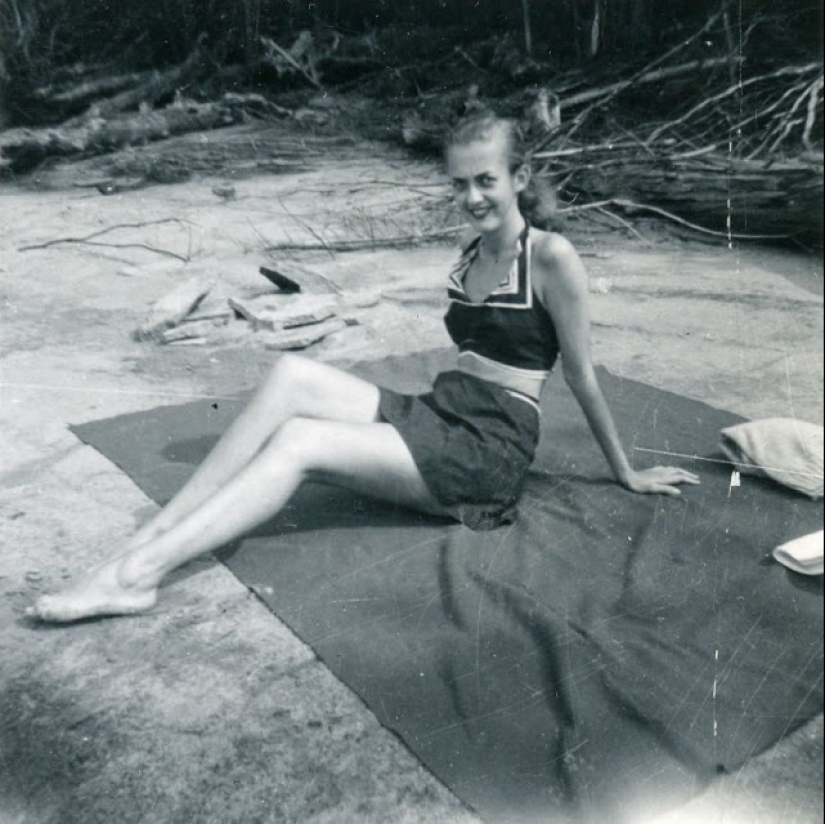 Pantalones cortos con una parte superior recortada: el atuendo de verano favorito de las jóvenes estadounidenses de los años 40