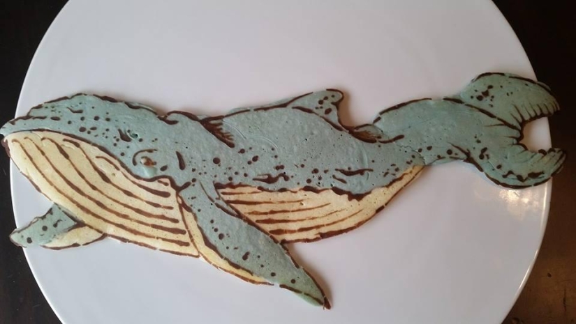 Papá creativo hornea fantásticos panqueques coloridos para su hijo