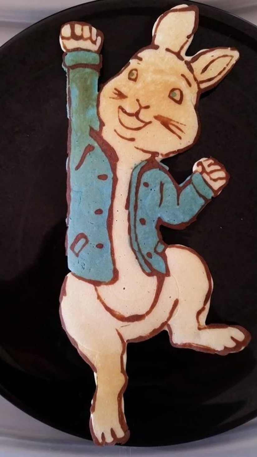 Papá creativo hornea fantásticos panqueques coloridos para su hijo