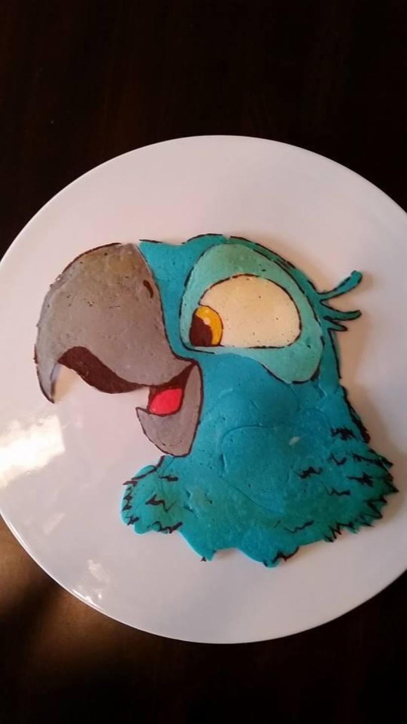 Papá creativo hornea fantásticos panqueques coloridos para su hijo