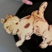 Papá creativo hornea fantásticos panqueques coloridos para su hijo Papá creativo hornea fantásticos panqueques coloridos para su hijo