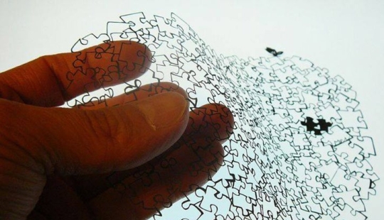 Paper carving by Japanese craftsman Akira Nagaya Paper carving by Japanese craftsman Akira Nagaya