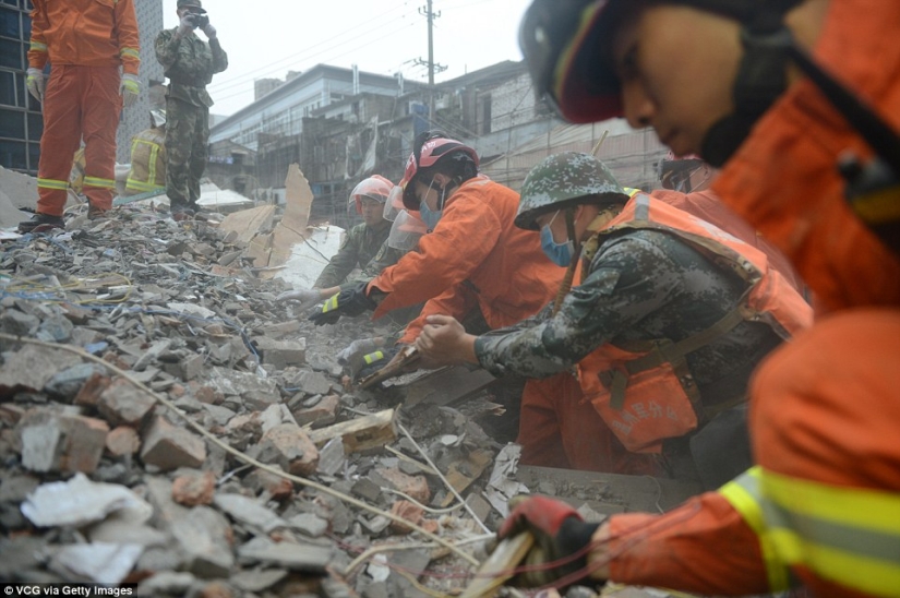 Parents sacrificed their lives by covering their daughter during the collapse of the house Parents sacrificed their lives by covering their daughter during the collapse of the house