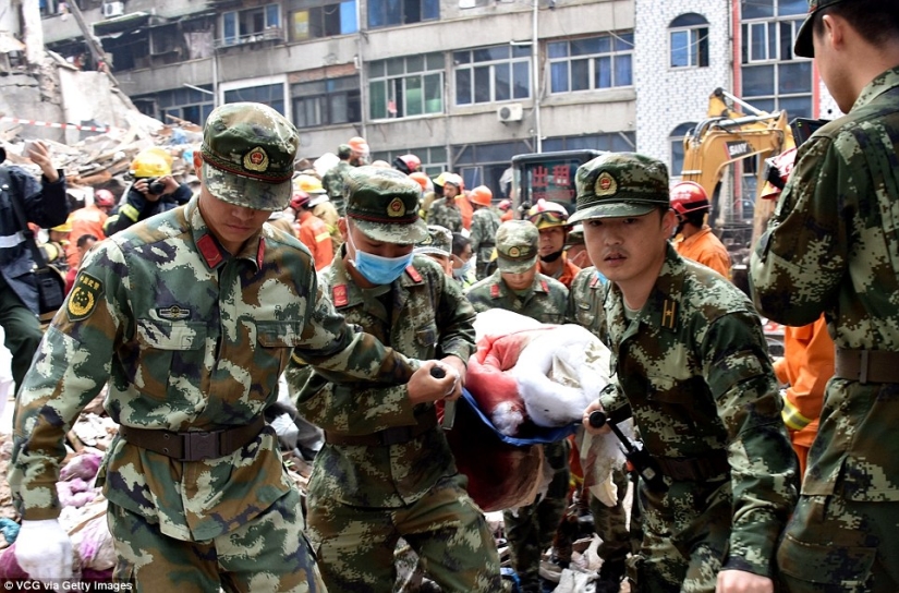 Parents sacrificed their lives by covering their daughter during the collapse of the house Parents sacrificed their lives by covering their daughter during the collapse of the house
