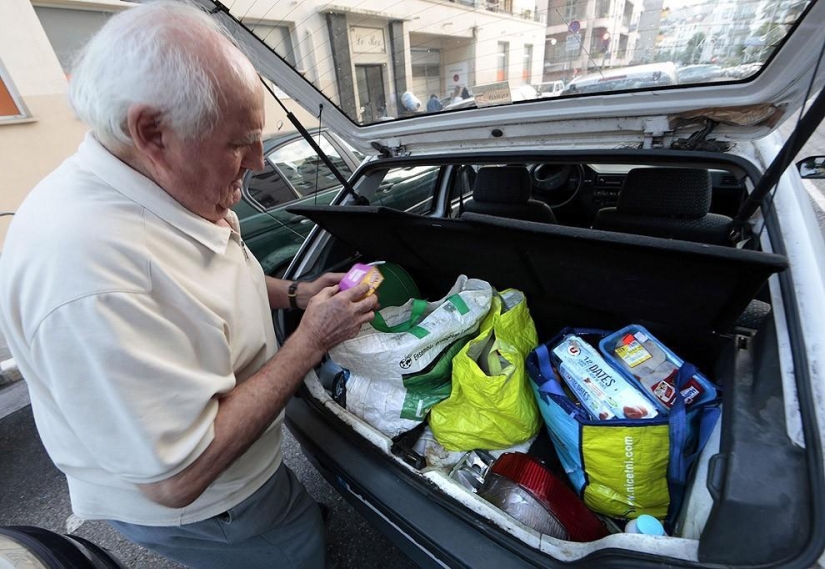 Pensionista francés come de contenedores de basura