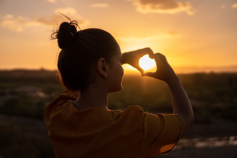 People who stay happy have these 8 habits in common