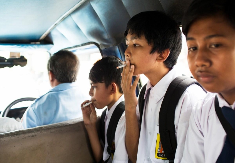 Pequeños fumadores de Indonesia