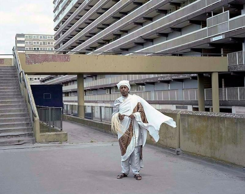 Pequeños mundos de Londres: emigrantes en trajes típicos