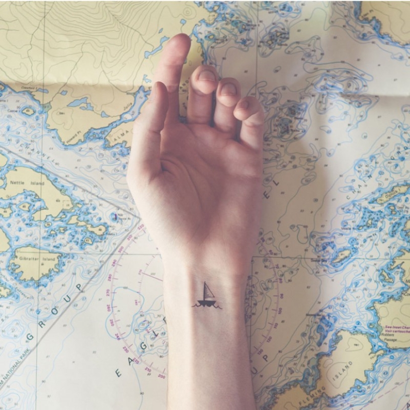 Pequeños tatuajes combinados con un fondo adecuado: ¡esto es un verdadero arte!