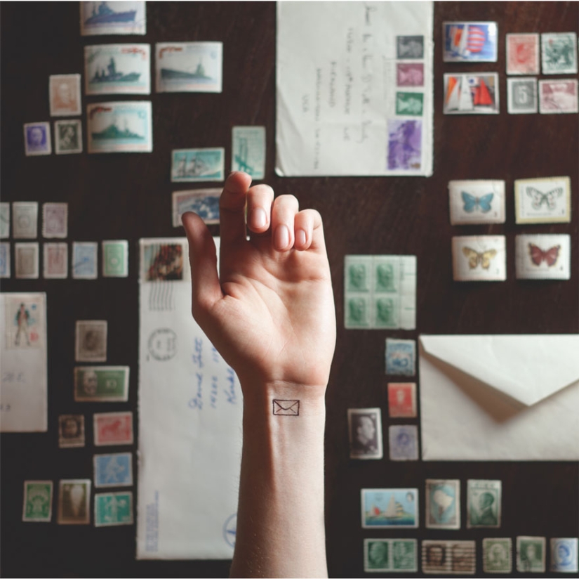 Pequeños tatuajes combinados con un fondo adecuado: ¡esto es un verdadero arte!