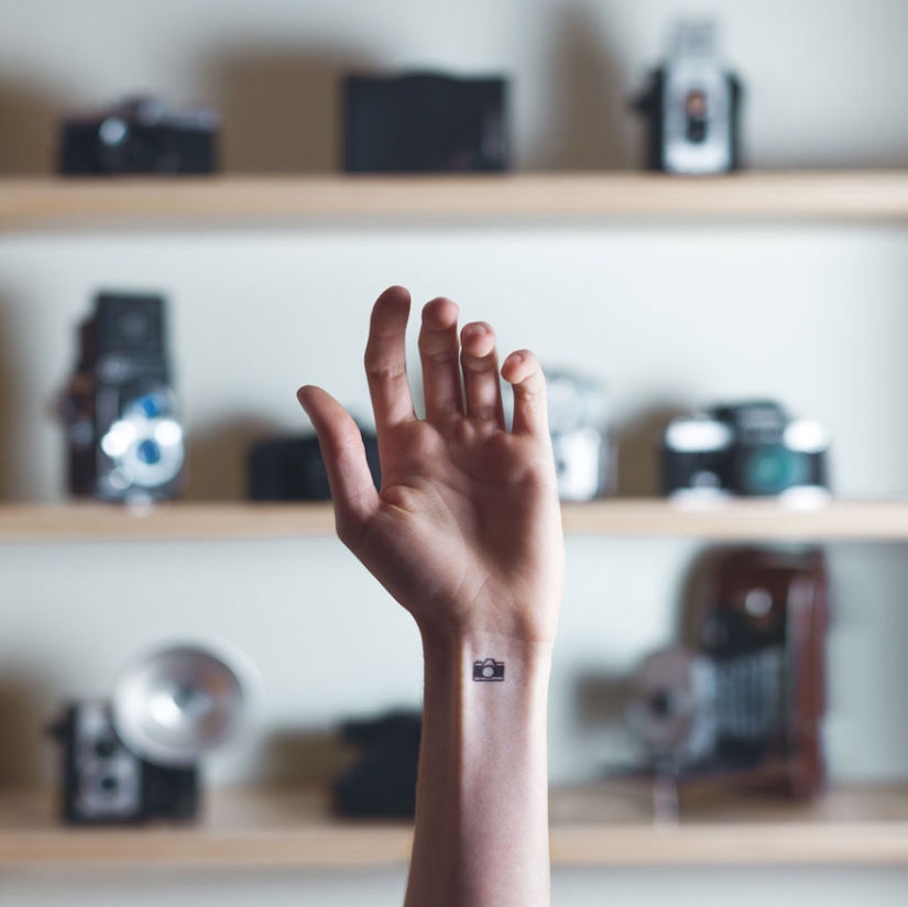 Pequeños tatuajes combinados con un fondo adecuado: ¡esto es un verdadero arte!