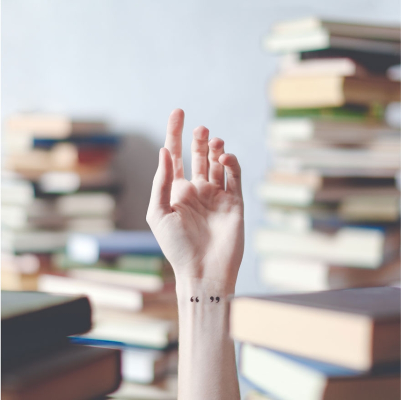 Pequeños tatuajes combinados con un fondo adecuado: ¡esto es un verdadero arte!
