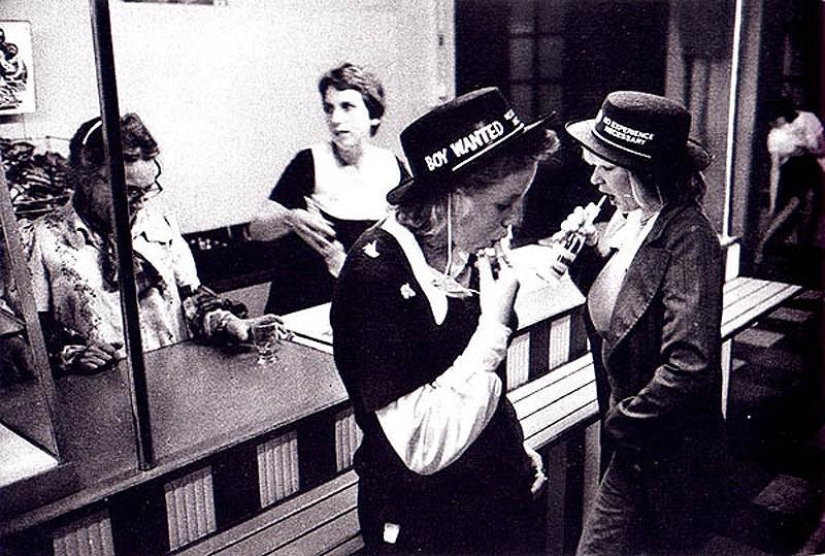 Photo from the rare edition of Ian Berry &quot;The English&quot;