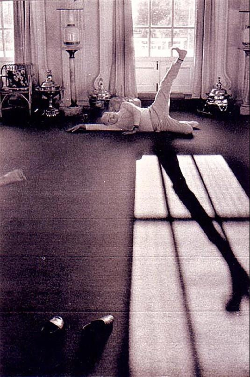 Photo from the rare edition of Ian Berry &quot;The English&quot;