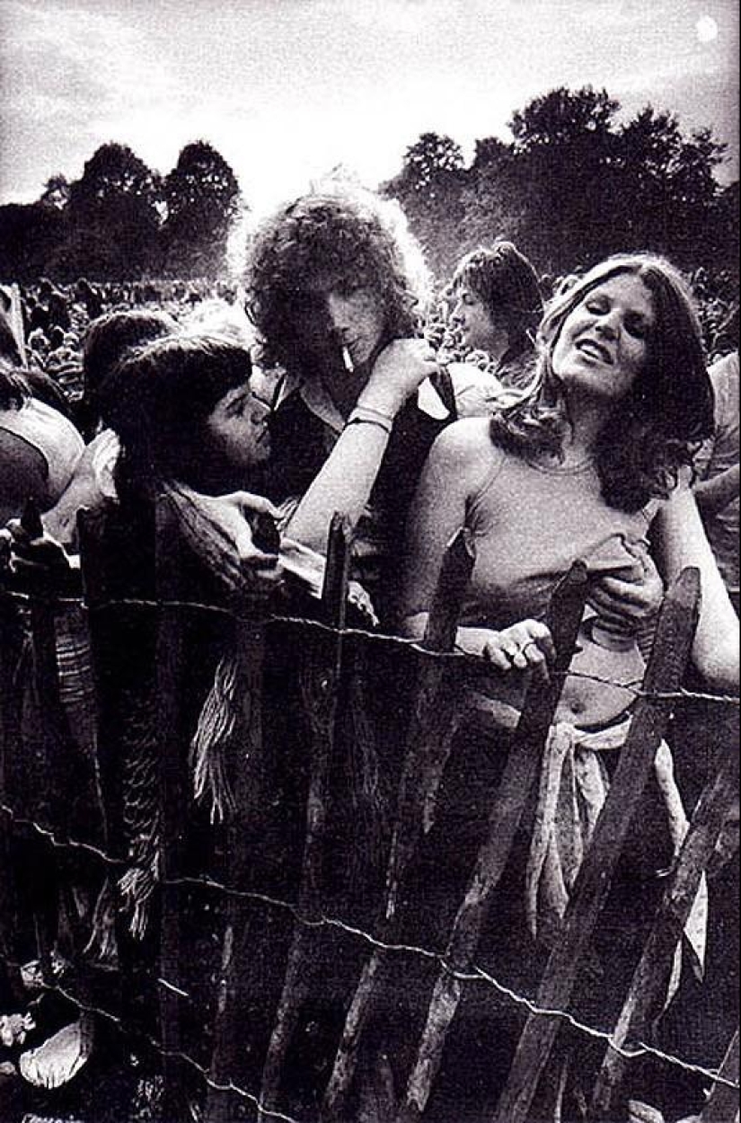 Photo from the rare edition of Ian Berry &quot;The English&quot;