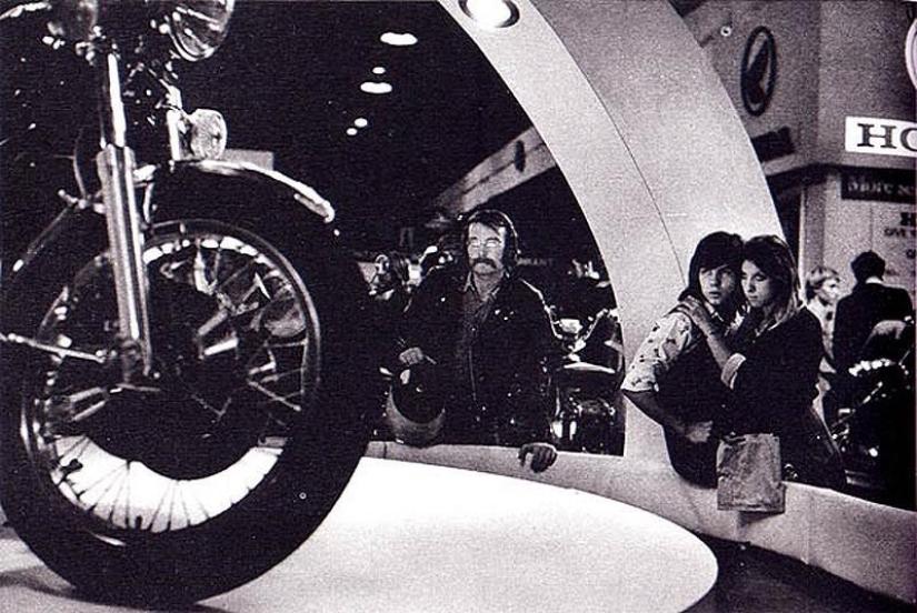 Photo from the rare edition of Ian Berry &quot;The English&quot;
