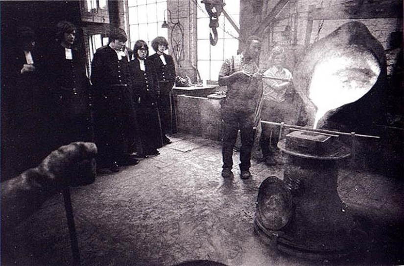 Photo from the rare edition of Ian Berry &quot;The English&quot;