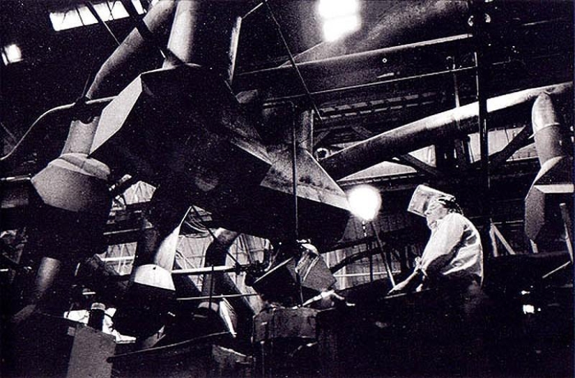 Photo from the rare edition of Ian Berry &quot;The English&quot;