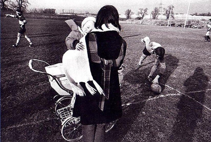 Photo from the rare edition of Ian Berry &quot;The English&quot;