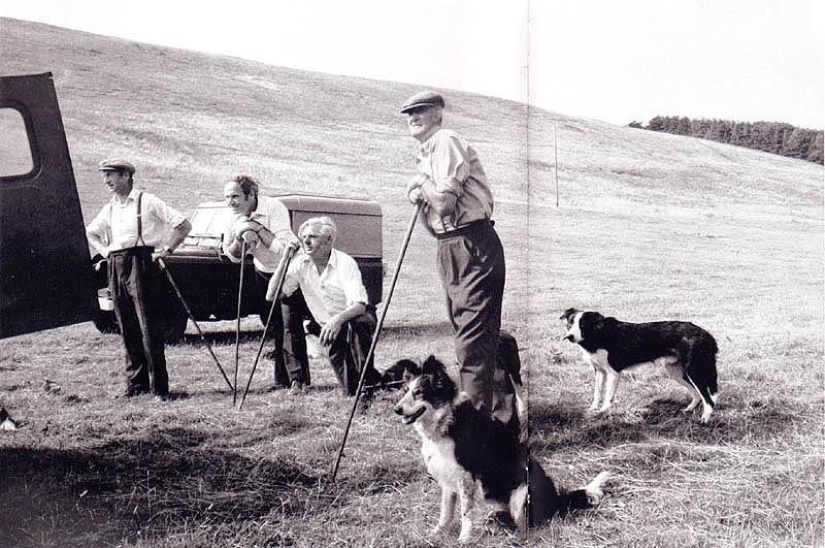 Photo from the rare edition of Ian Berry &quot;The English&quot;