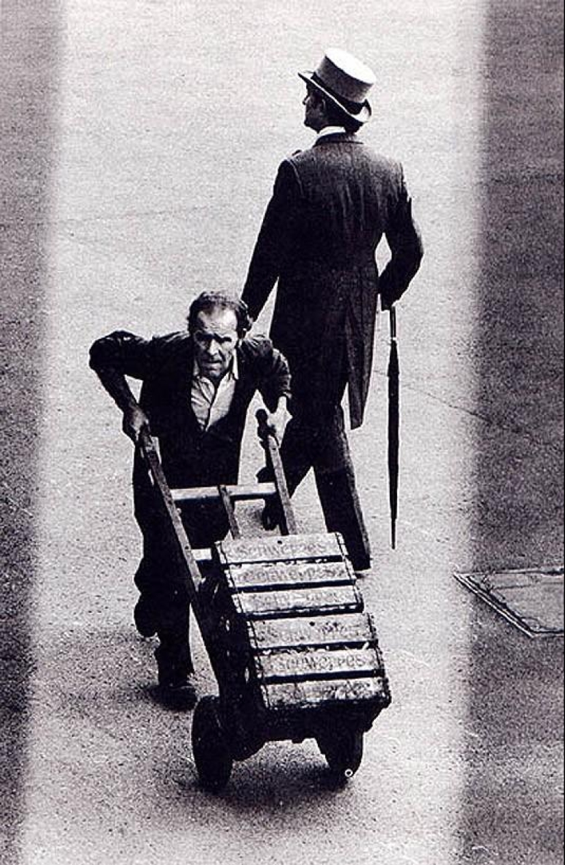 Photo from the rare edition of Ian Berry &quot;The English&quot;