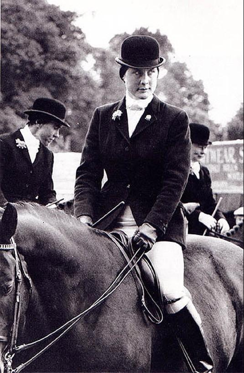 Photo from the rare edition of Ian Berry &quot;The English&quot;
