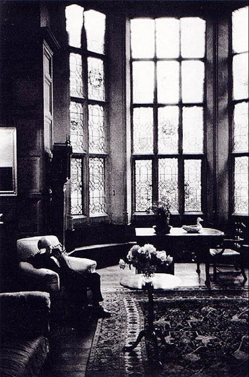 Photo from the rare edition of Ian Berry &quot;The English&quot;