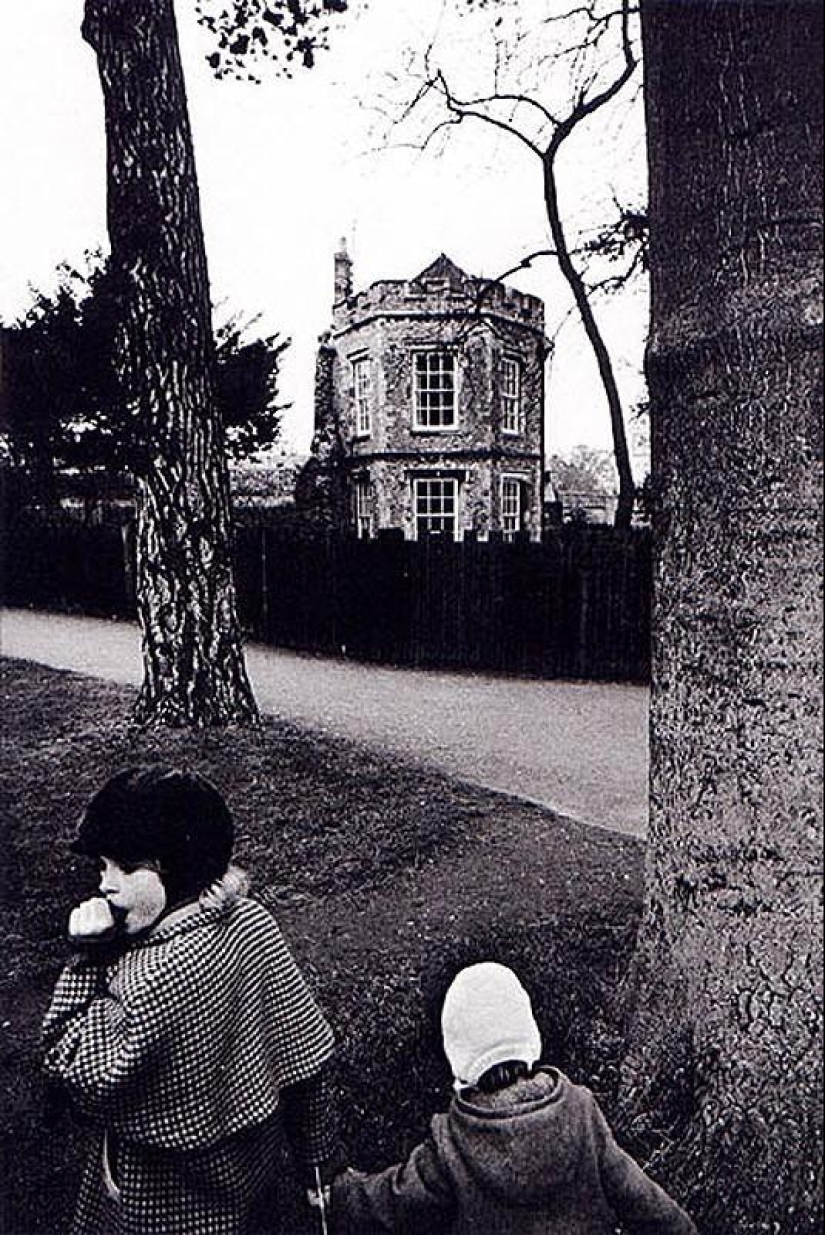 Photo from the rare edition of Ian Berry &quot;The English&quot;