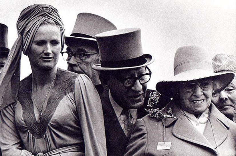 Photo from the rare edition of Ian Berry &quot;The English&quot;