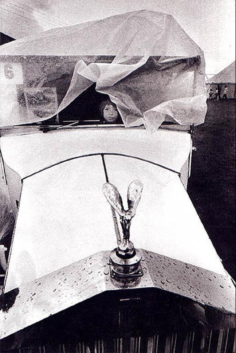 Photo from the rare edition of Ian Berry &quot;The English&quot;