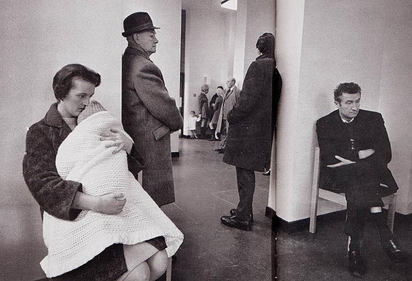 Photo from the rare edition of Ian Berry &quot;The English&quot;