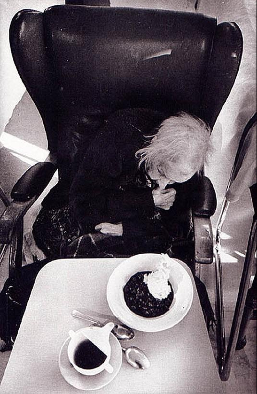 Photo from the rare edition of Ian Berry &quot;The English&quot;